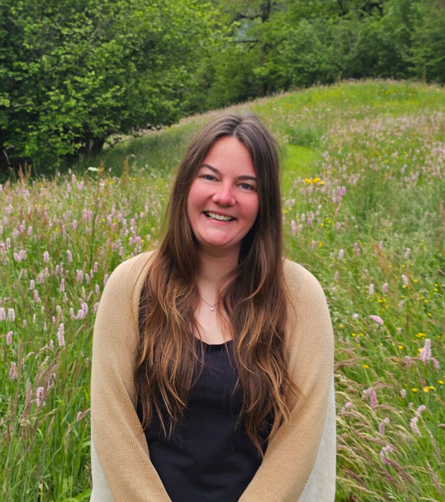 Portrait of Esther, founder and expert education consultant at Dutch School Navigator, smiling in a natural outdoor setting.
