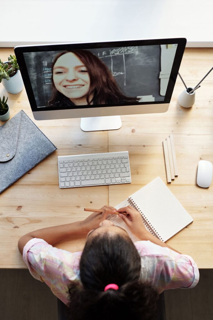 An enjoyable online Dutch language lesson for an expat child on a laptop.