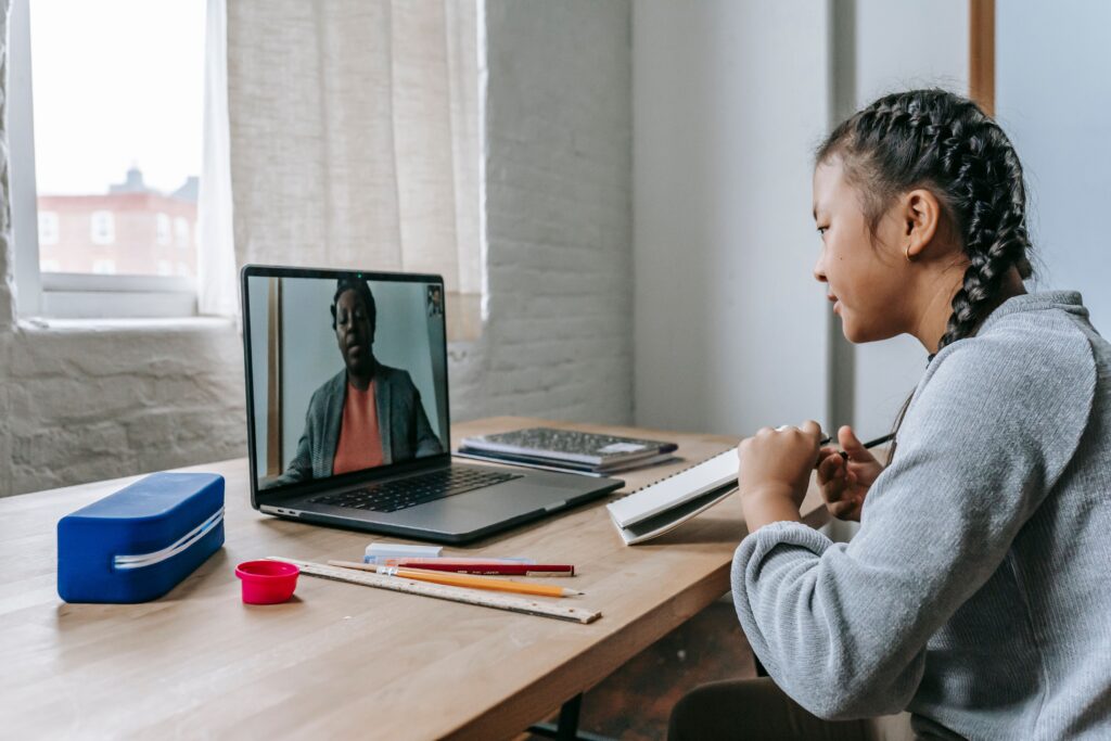 An enjoyable online Dutch language lesson for an expat child on a laptop.